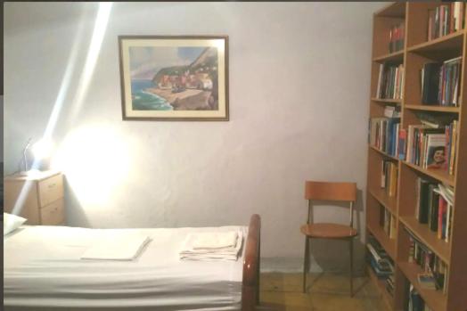 Communist style apartment — Hotel in Tirana