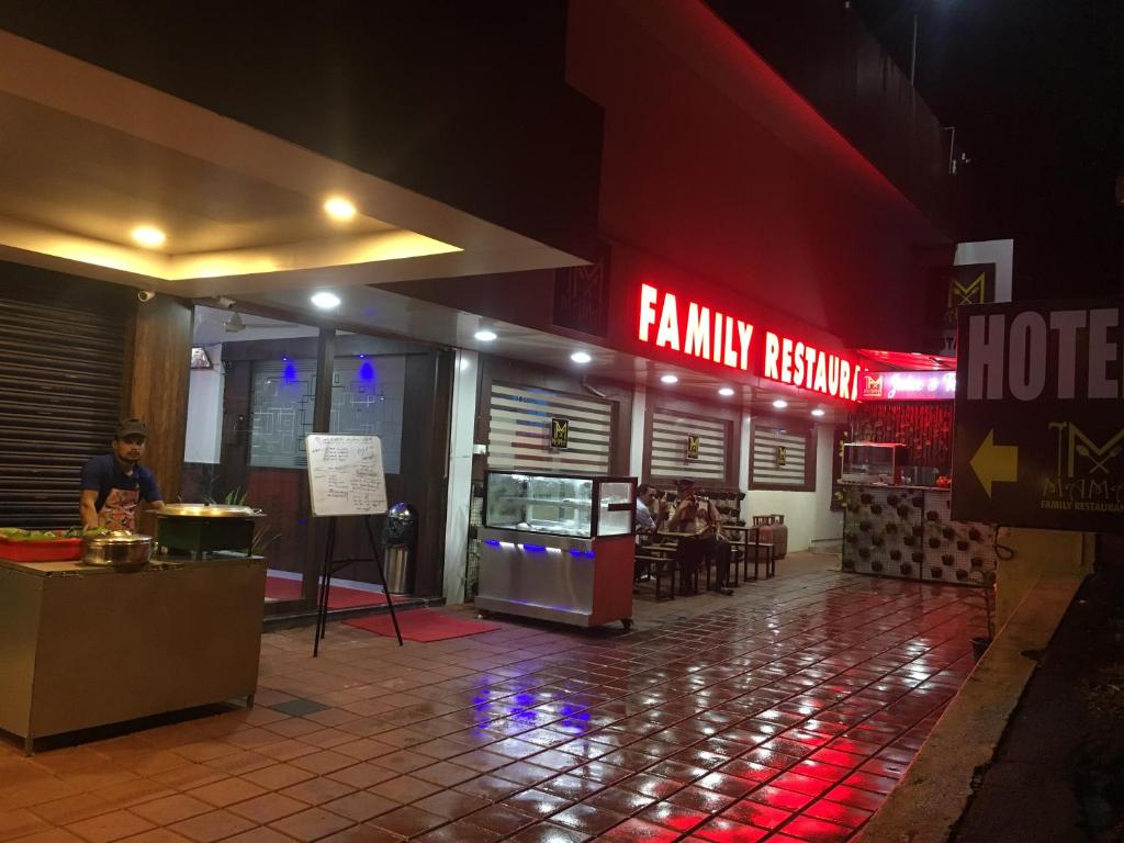 Kalluvalappil Holiday Inn 로비