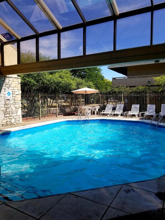 Days Inn & Suites by Wyndham Monroe photo