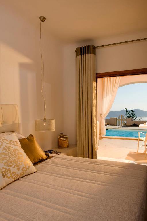 Santorini Gold Suites room