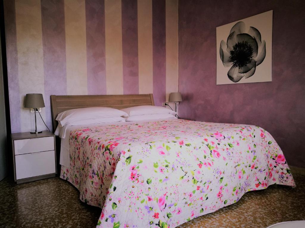 Hotel Mirabello — Hotel rooms in Sirmione, Lombardy