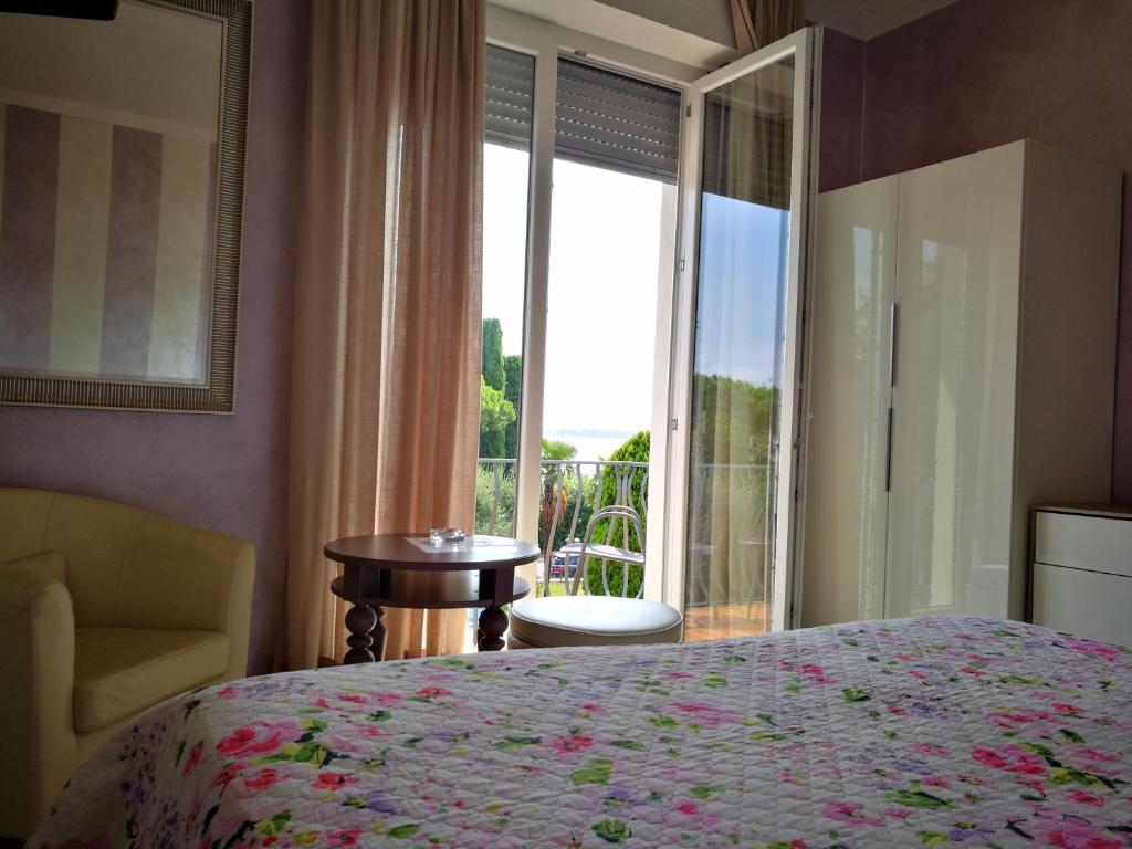 Hotel Mirabello — Hotel rooms in Sirmione, Lombardy