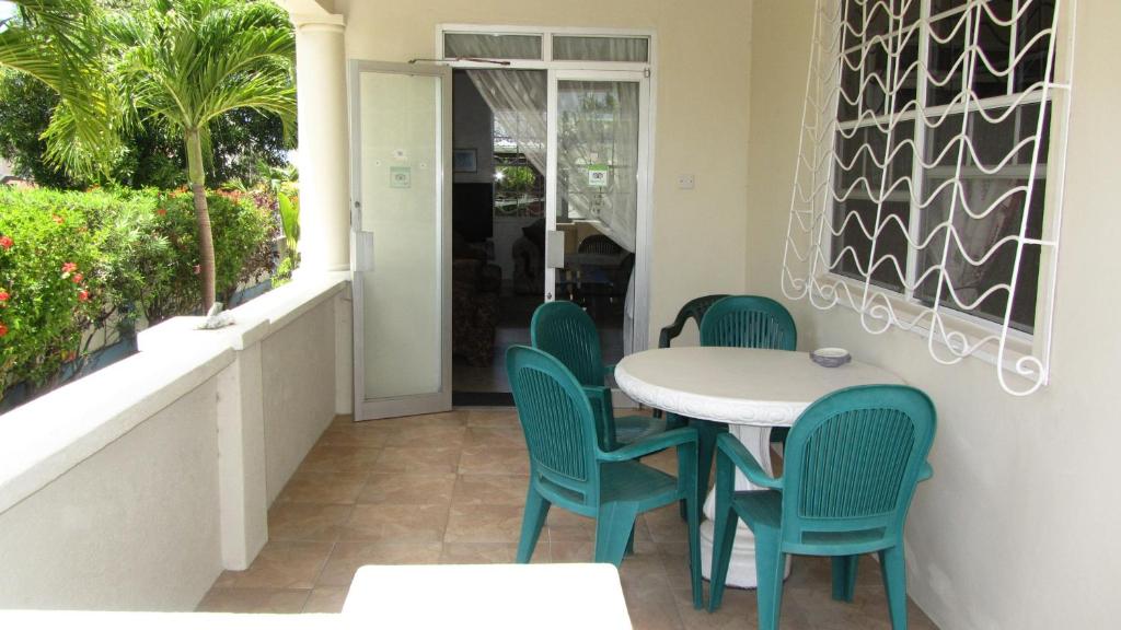 Dolphin Inn Guesthouse & Apartments photo