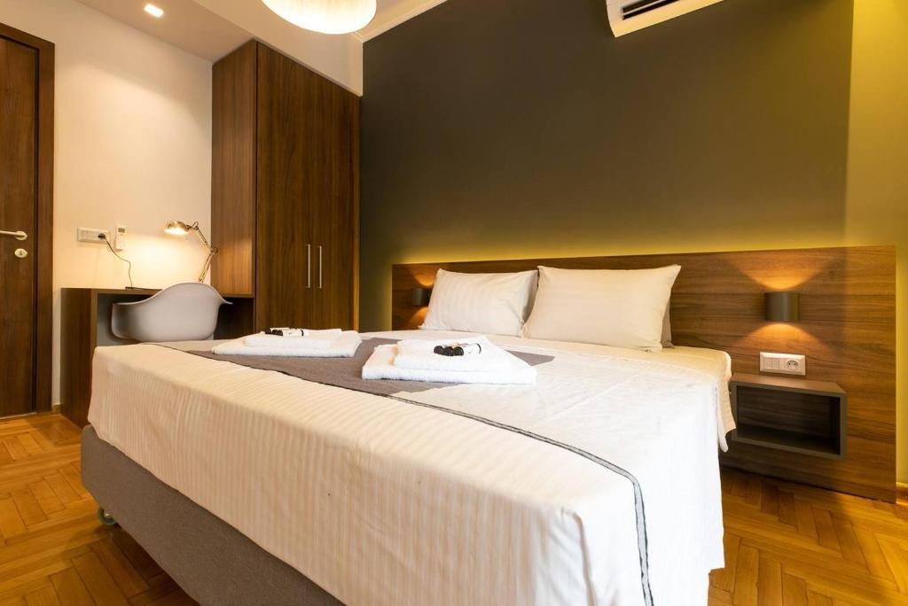 TONI'S Ironman's choice in Athens. Tony Stark, Greece Photos, Room