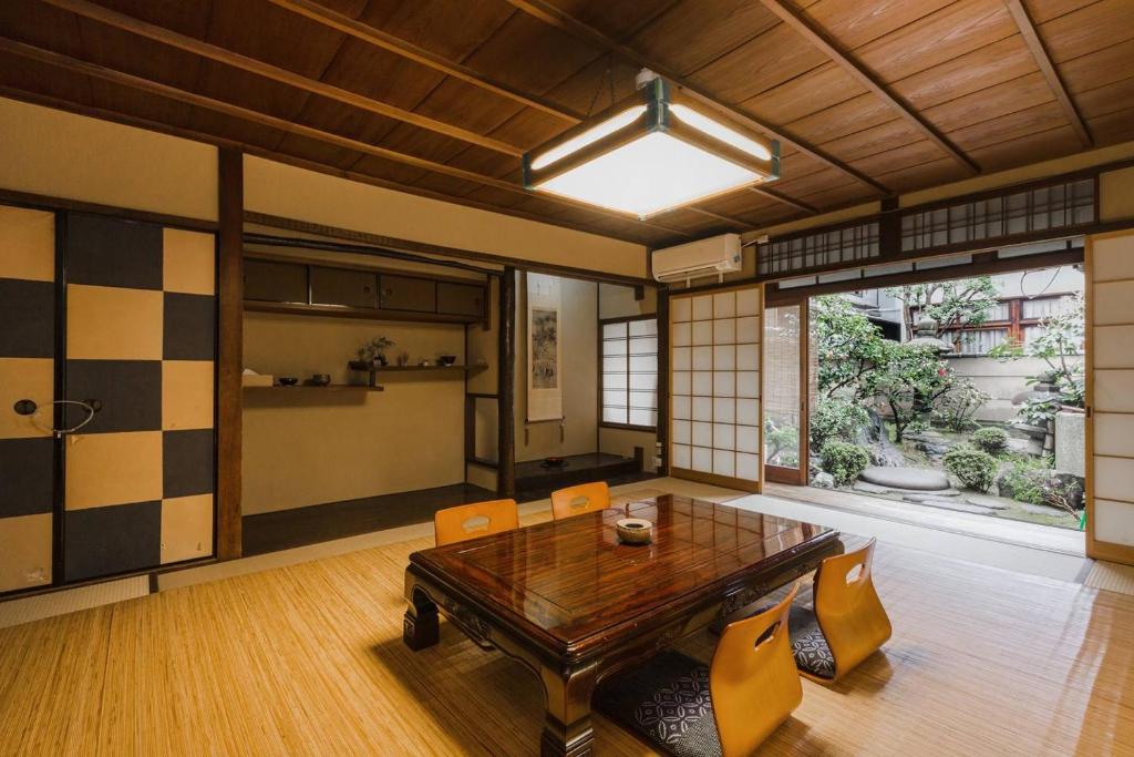 京都二条城近く京町屋120年の歴史に泊まる
