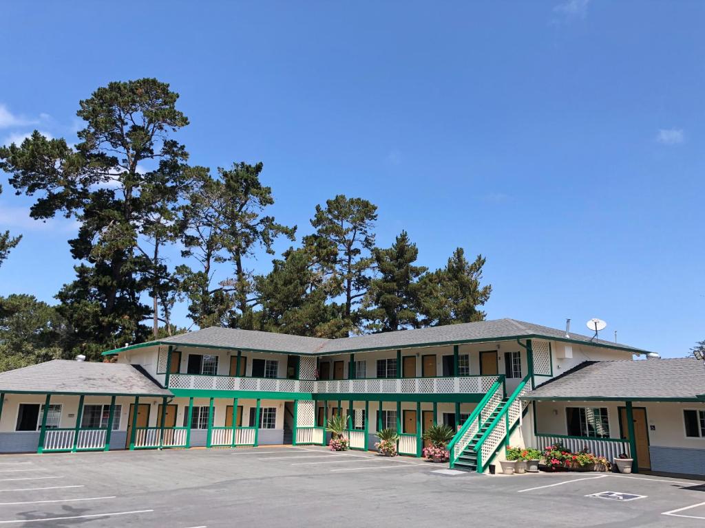 Monterey Pines Inn - Photo 5 of 27