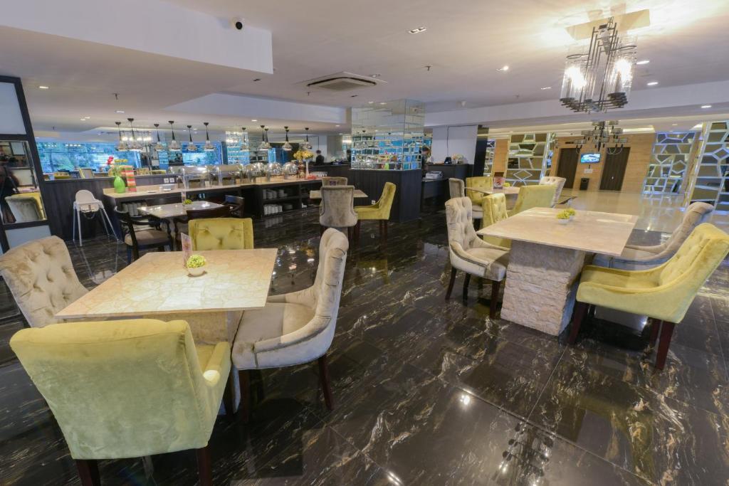 Restaurant, Royal Regantris Cendana  in Surabaya