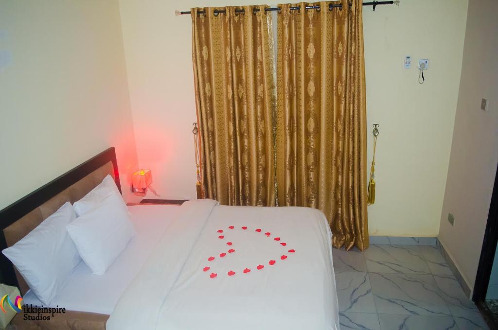 Pentagon Hotel and Suites photo