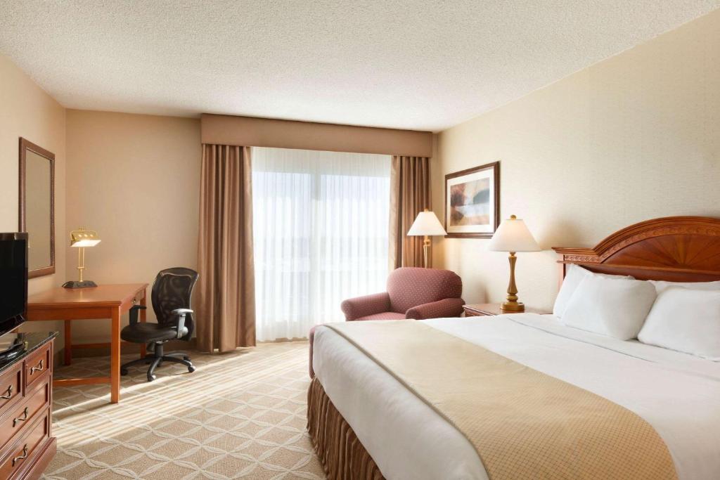Days Hotel & Suites By Wyndham Lloydminster Photo 1