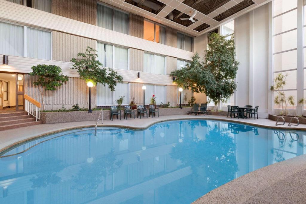 Days Hotel & Suites By Wyndham Lloydminster Photo 13