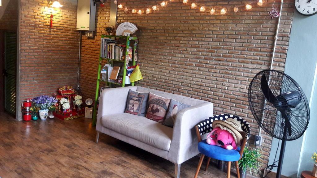 陈查拉99酒店 (Chan Cha La 99 Hostel)