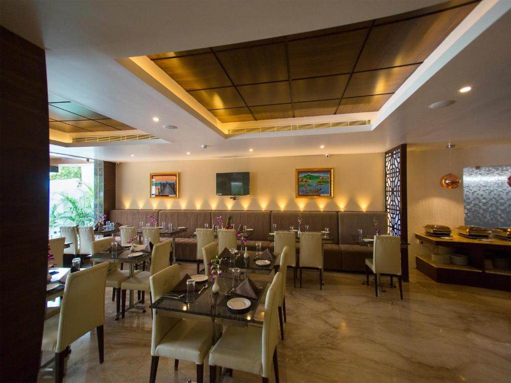 Restaurant, ST Parklane Airport Hotel in Chennai