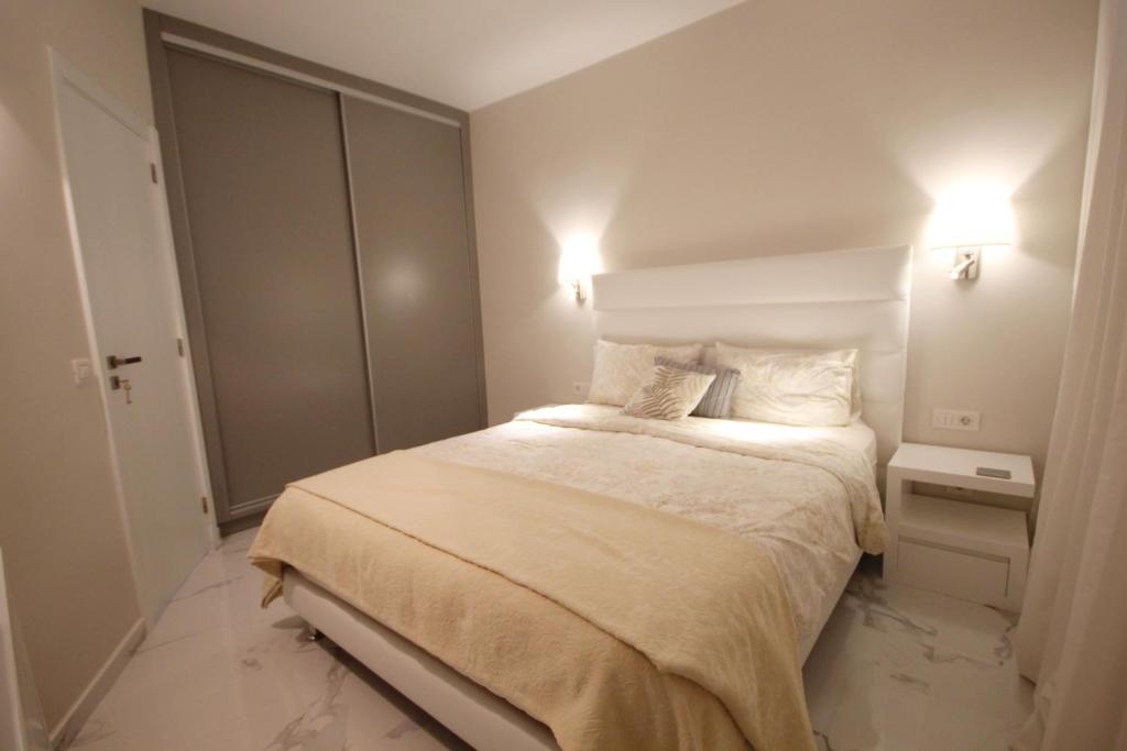 Luxury Apartments in first beach line with pool - 4