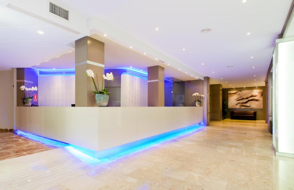 Globales America — Hotel building in Calas de Mallorca, Balearic Islands