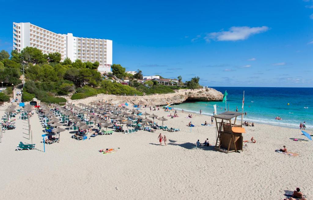Globales America — Beach in Calas de Mallorca, Balearic Islands