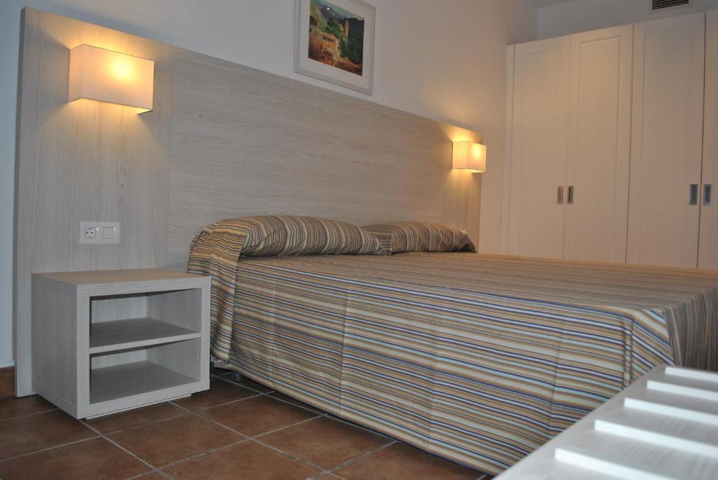 Apartamentos Mar Blau — Hotel rooms in Son Bou, Balearic Islands