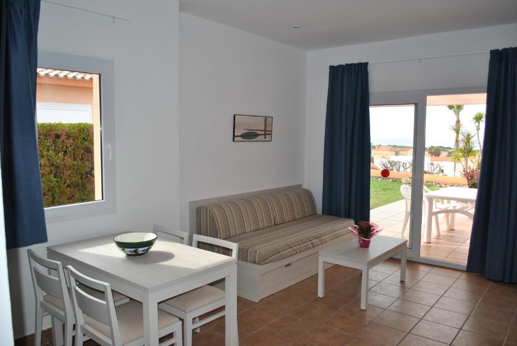 Apartamentos Mar Blau — Hotel rooms in Son Bou, Balearic Islands