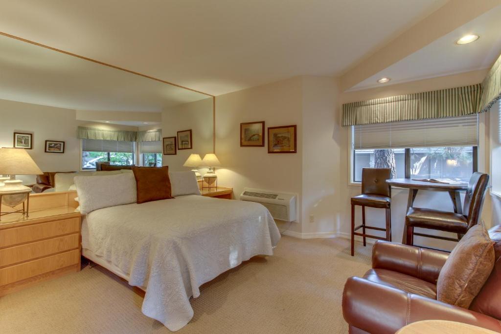 Seclusion in Century West — Hotel in Bend (OR)