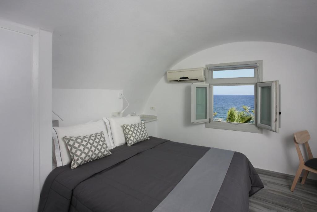 Sigalas Beach Hotel — Hotel rooms in Kamari, South Aegean
