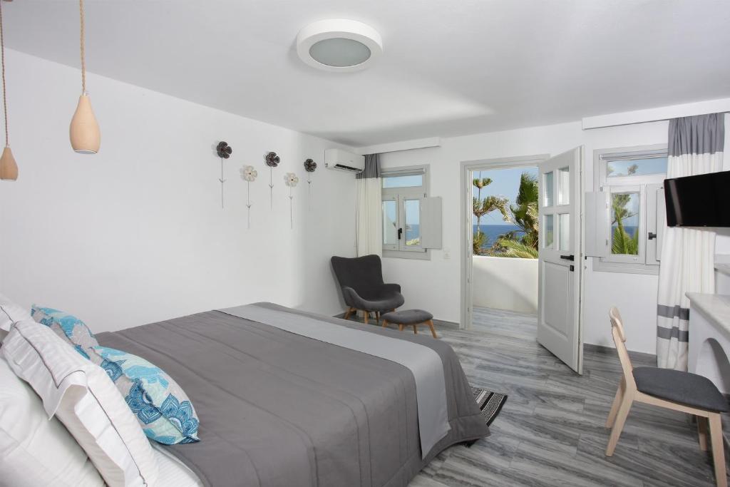 Sigalas Beach Hotel — Hotel rooms in Kamari, South Aegean