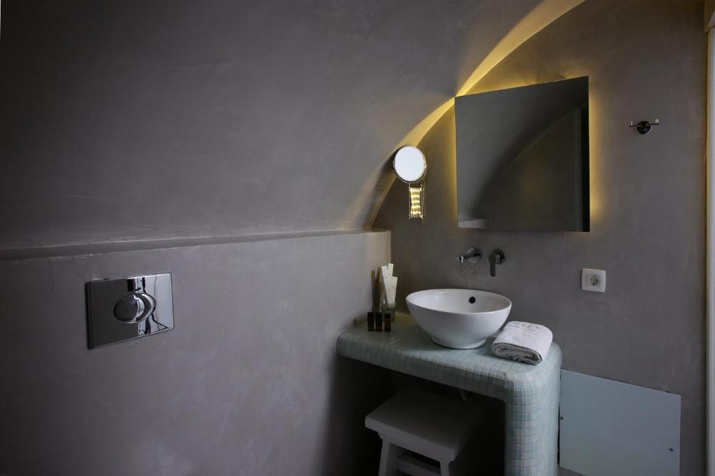 Sigalas Beach Hotel — Hotel rooms in Kamari, South Aegean
