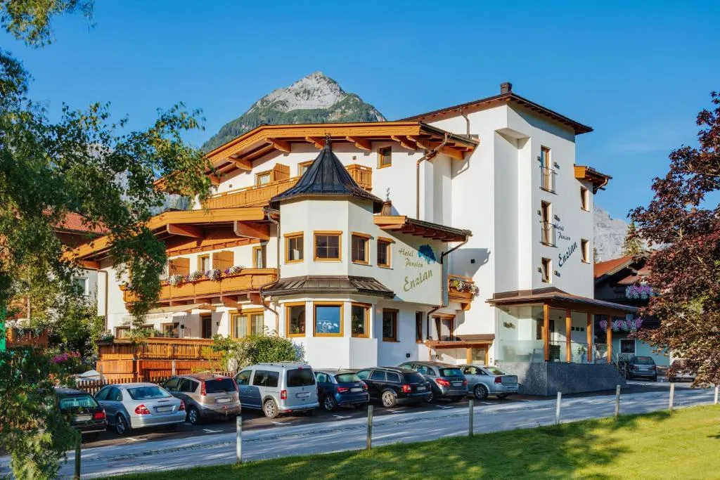 Hotel Enzian, hotell Pertisaus