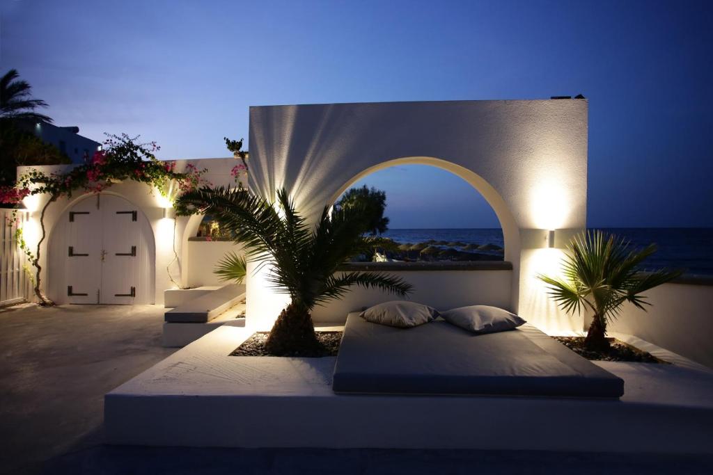 Sigalas Beach Hotel — Hotel rooms in Kamari, South Aegean