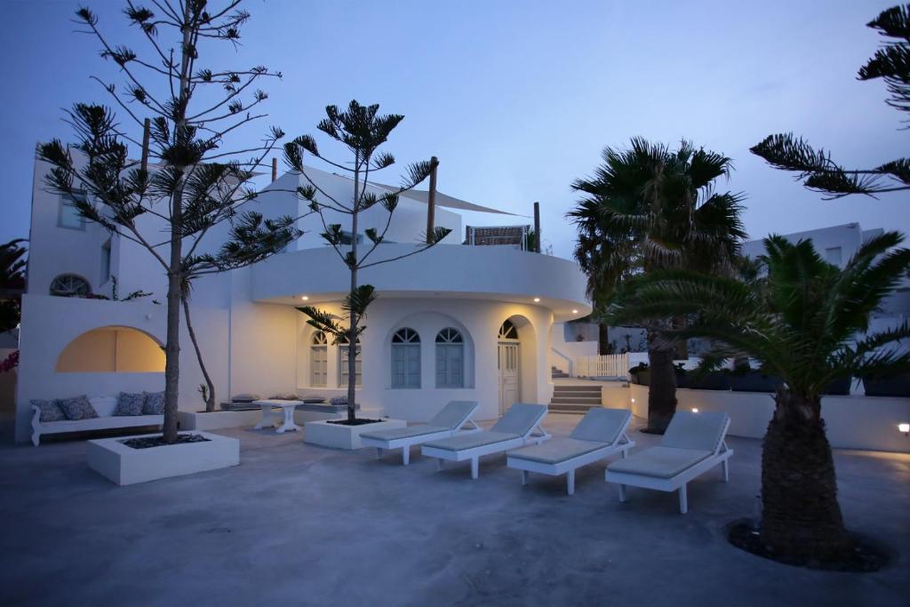 Sigalas Beach Hotel — Hotel building in Kamari, South Aegean