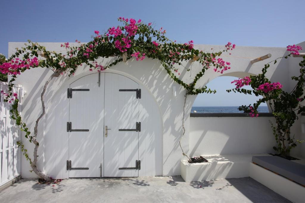 Sigalas Beach Hotel — Hotel building in Kamari, South Aegean