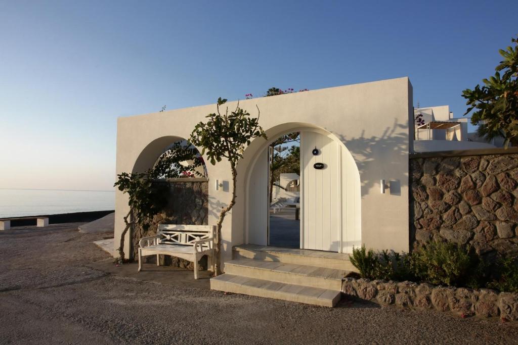 Sigalas Beach Hotel — Hotel building in Kamari, South Aegean