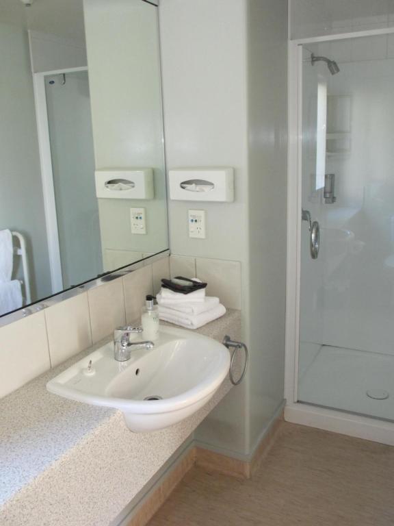 Alhambra Oaks Motor Lodge photo