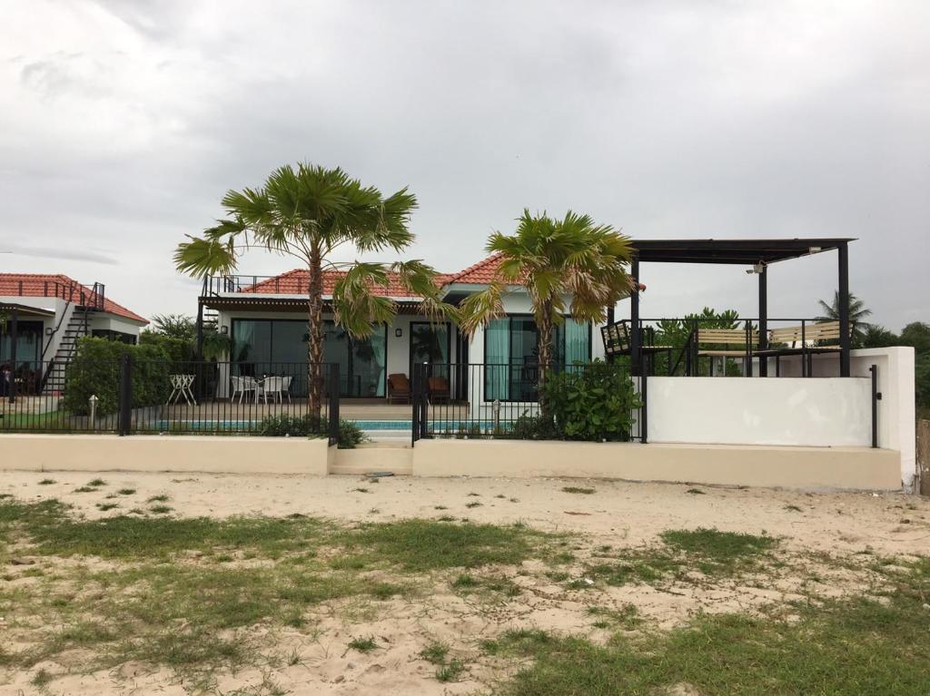 La Playa Pool Villa Beach Front Cha-am Huahin photo