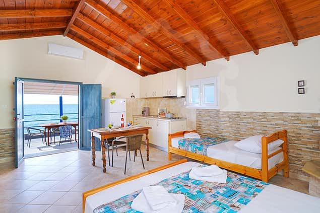 Avgoustos Beach House — Hotel in Monastiraki