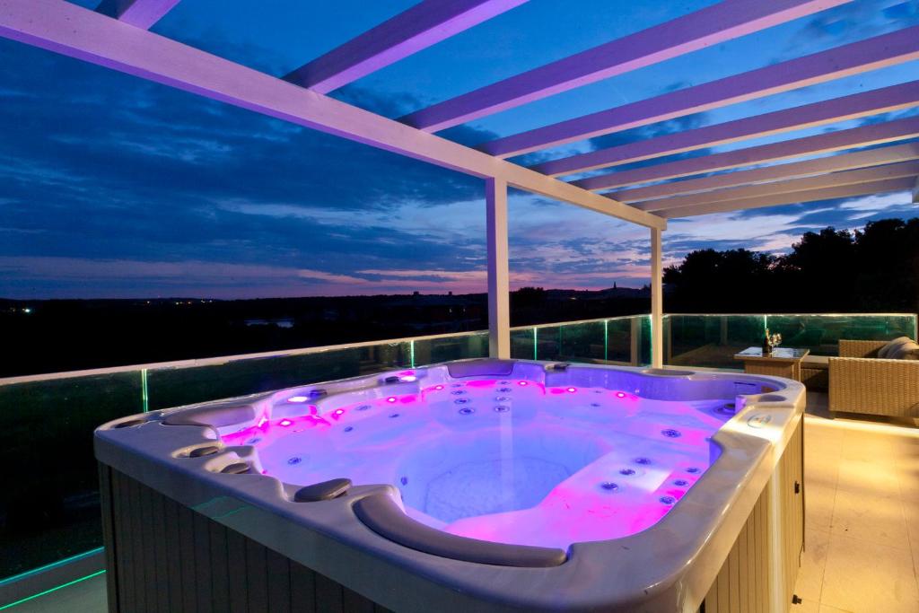 Villa STELLA - Pomer,Iistria - heated pool, jacuzzi, sauna, bbq &amp; table tennis near the beach — Hotel in Medulin