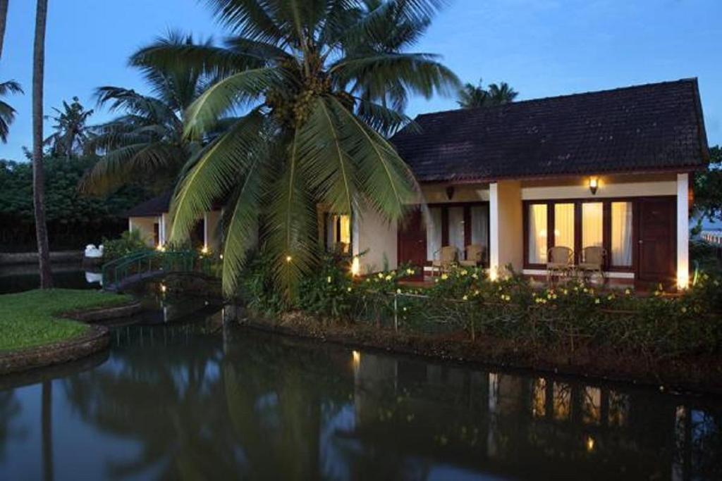 Abad Whispering Palms Kumarakom Hotel