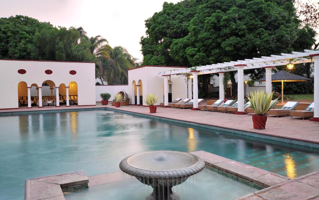 The Victoria Falls Hotel의 고급스러운 수영장 전경