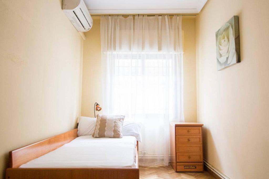 Home & Private Terrace WIFI + AIRCON - 3