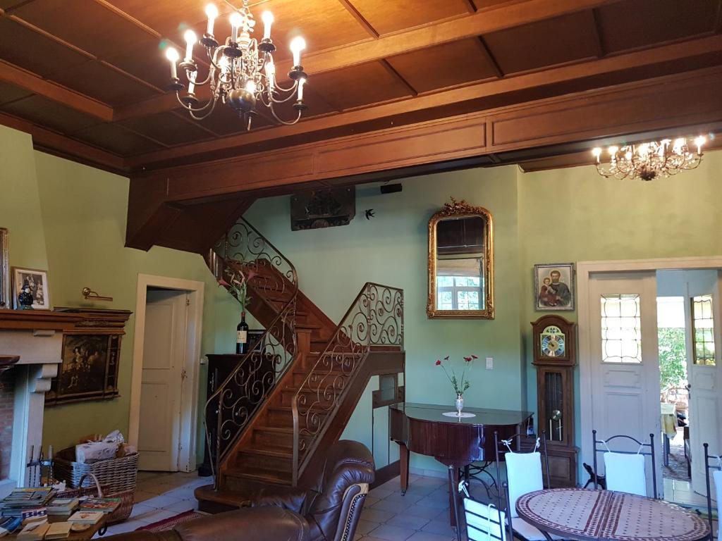 Chateau Lambert Hotel-Resto-Parking-Shuttle, a 1 ha green Oasis at 8 min from CRL Airport without an photo