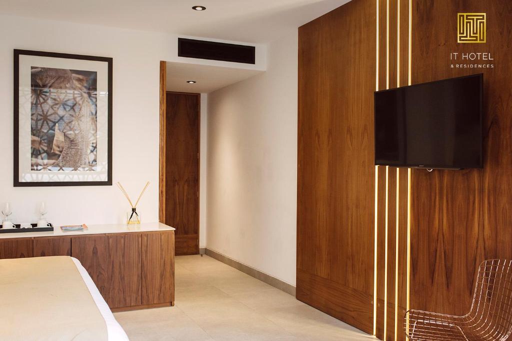 Shared lounge/TV area