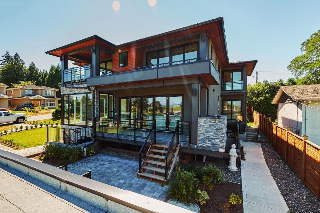 The Chateau — Hotel in Burnaby (BC)