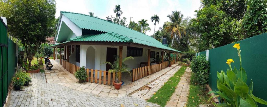 Moonray, Mirissa (jih)