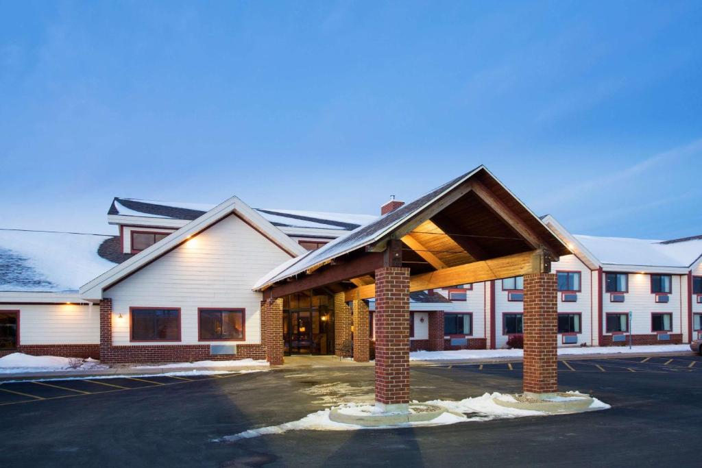 AmericInn by Wyndham New London photo