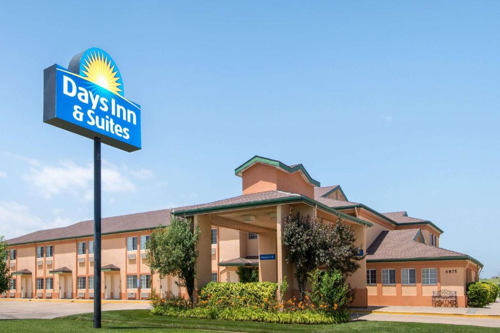 Days Inn & Suites by Wyndham Wichita, Wichita