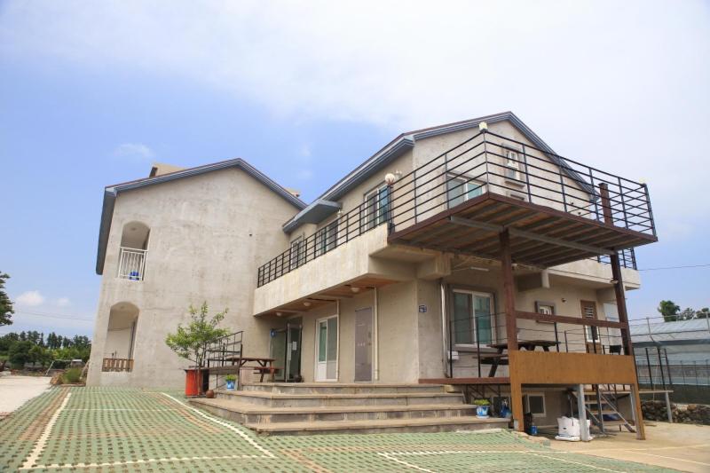 Sanbangsan Hot Spring Pension — Hotel in Jeju