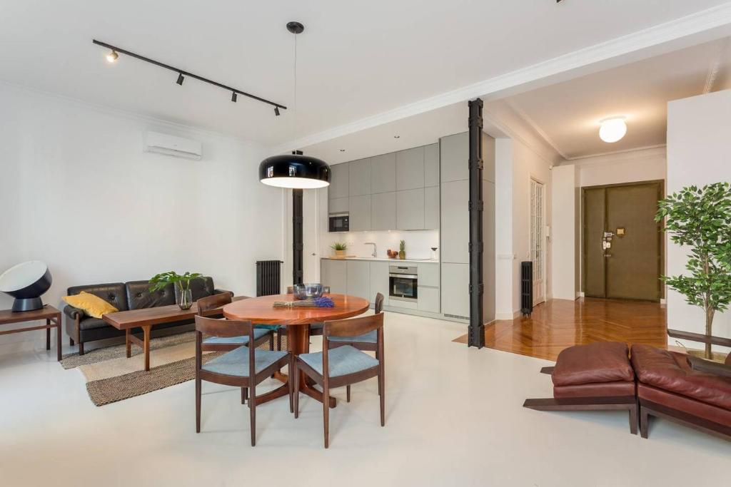 Luxury Silver Apartment just steps from Gran Vía by Batuecas, Мадрид