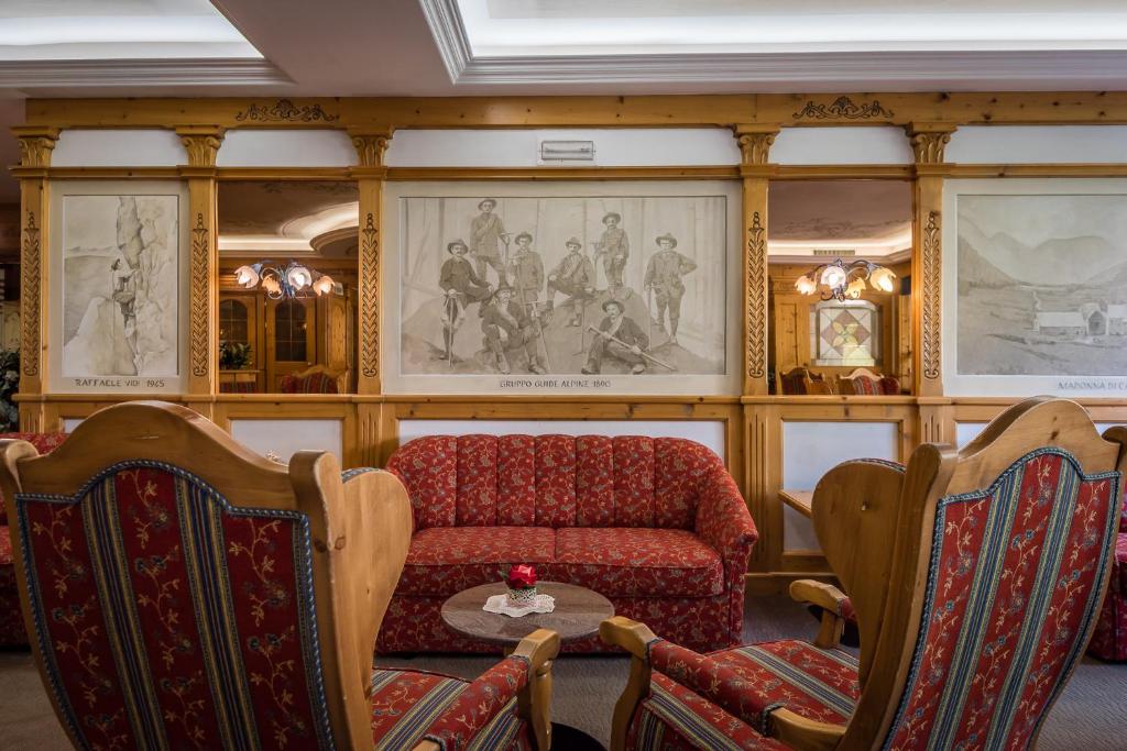 Shared lounge/TV area