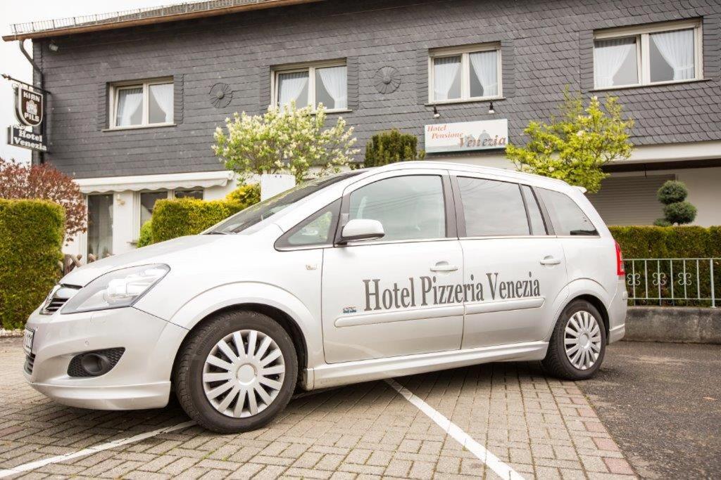 Hotel Pizzeria VENEZIA — Hotel in Sohren