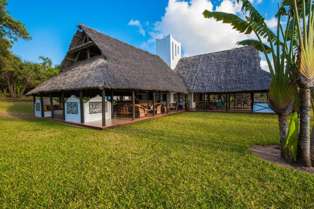 Amani Beach Resort, hotel in Kutani