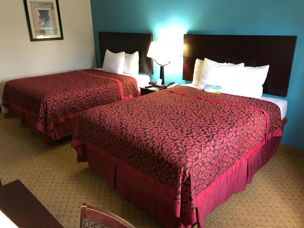 Days Inn & Suites by Wyndham Conroe North photo