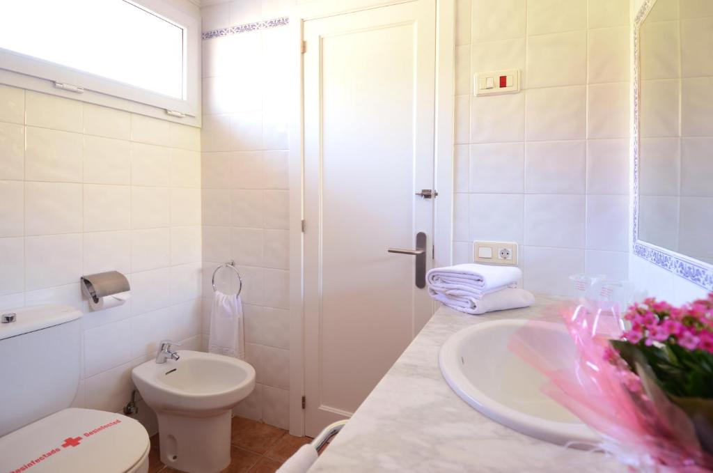 Apartamentos Mar Blau — Hotel rooms in Son Bou, Balearic Islands